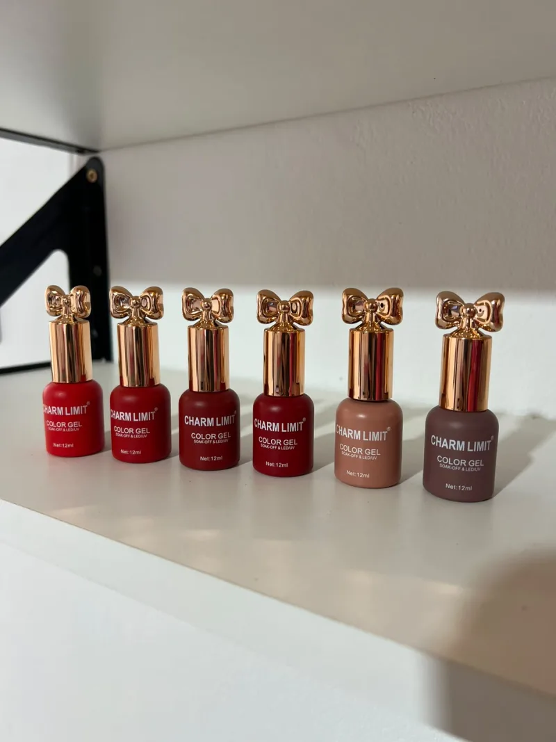 Esmalte de moño Charm limit de tapa dorada 12ml